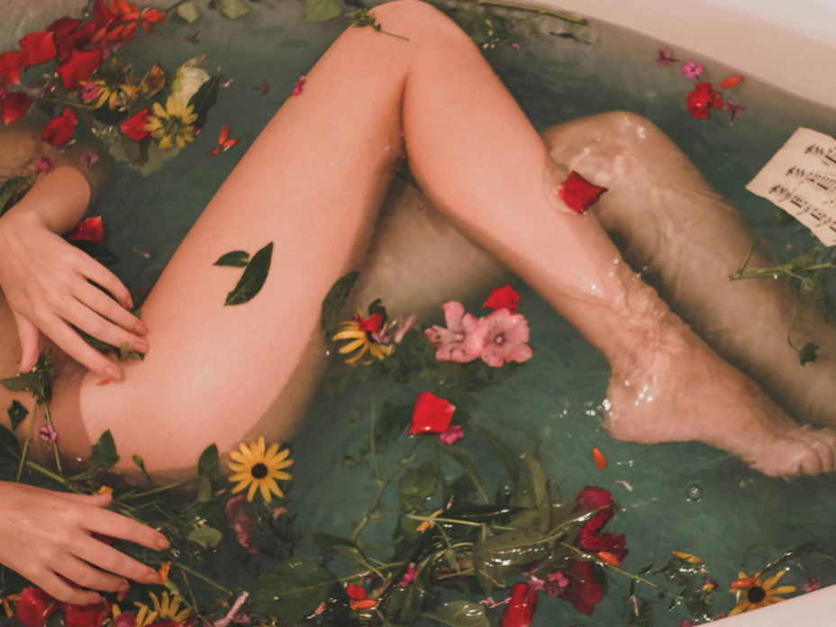 Frau in Badewanne