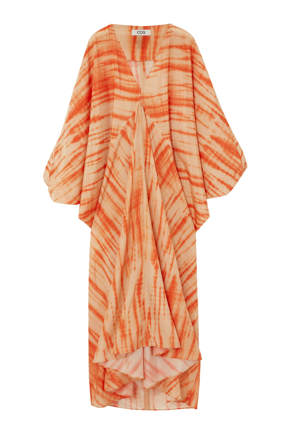 Einen Liebling für den Sommer haben in dem wunderschönen Kaftan-Kleid mit stylischem Oversized-Schnitt von Cos gefunden. Mit seiner bunten Musterung passt das Modell der COS x SHIBORI Summer Capsule Kollektion perfekt in die warme Saison. Für ca. 195 Euro shoppst du es online .