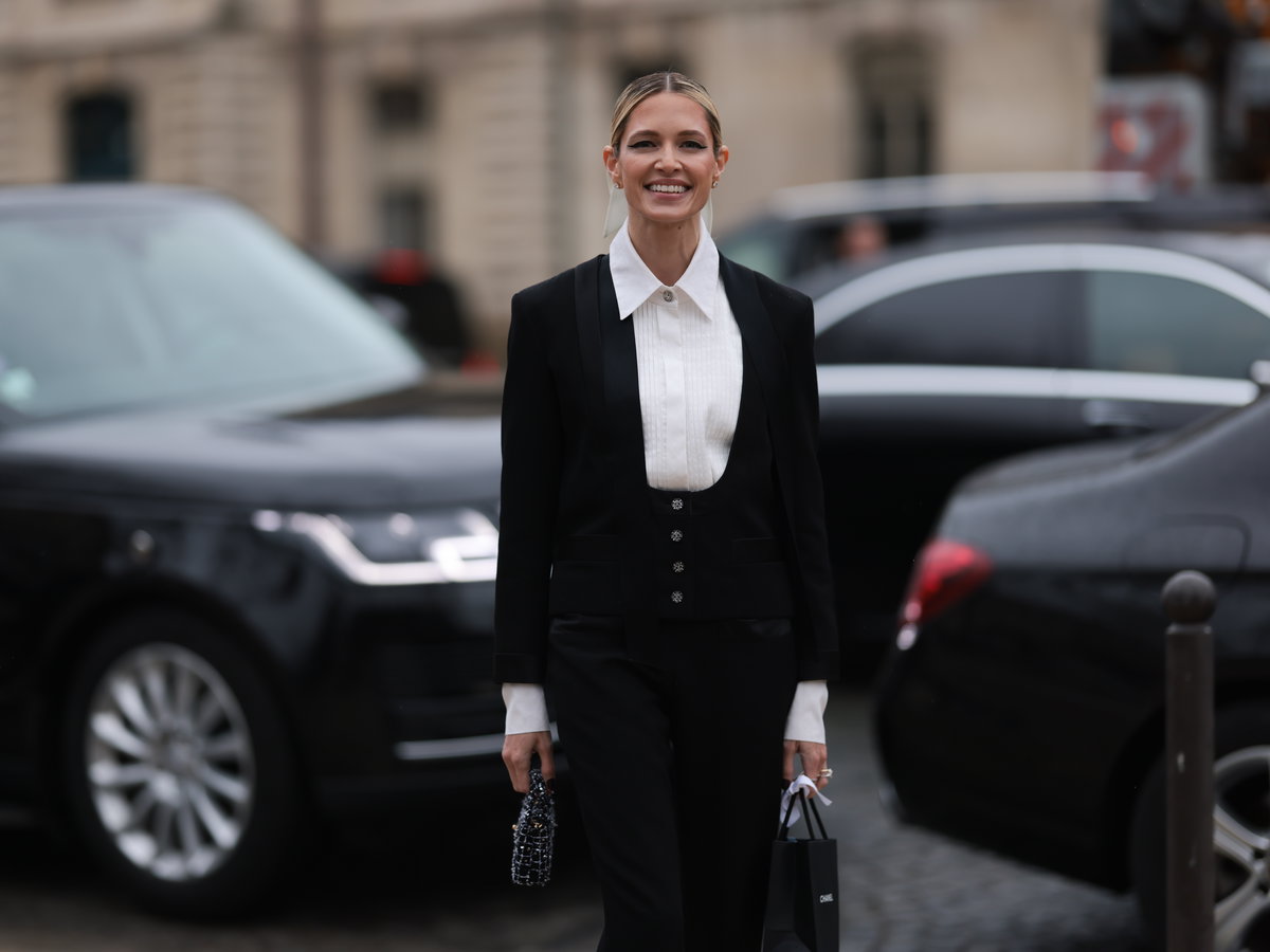 Frau mit Bluse