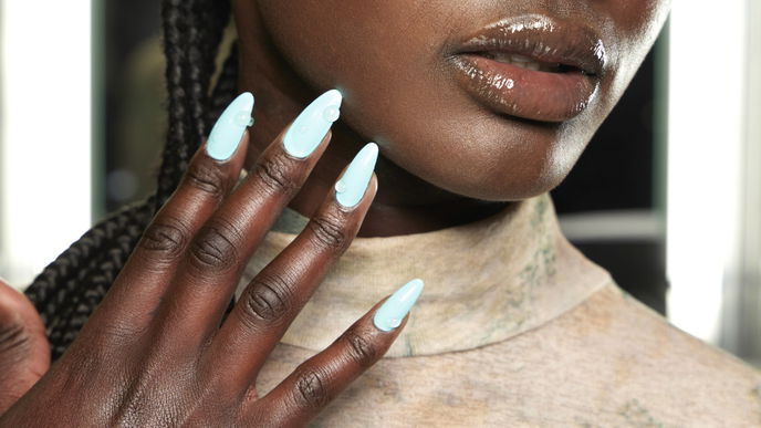 Nageldesigns laut Horoskop: 3 Looks, die perfekt zum Sternzeichen Zwillinge passen