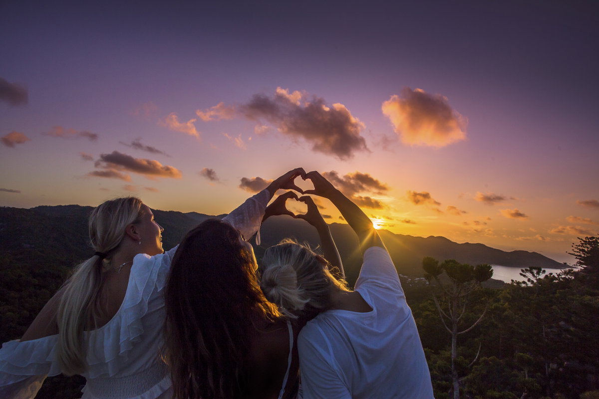 Sonnenuntergang und 3 Frauen