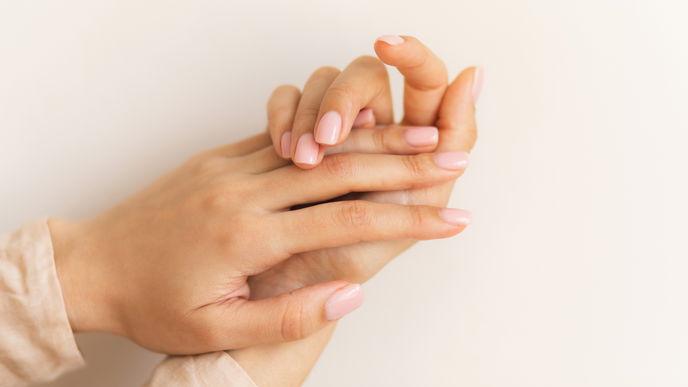 Natürlich schön: Statt Nagellack lieben wir im Frühling 2026 elegante Nail Tints