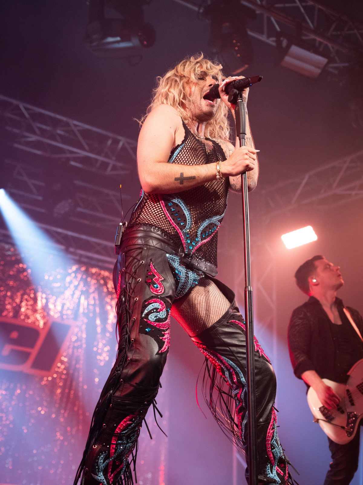 Bill Kaulitz trägt Netz-Overall