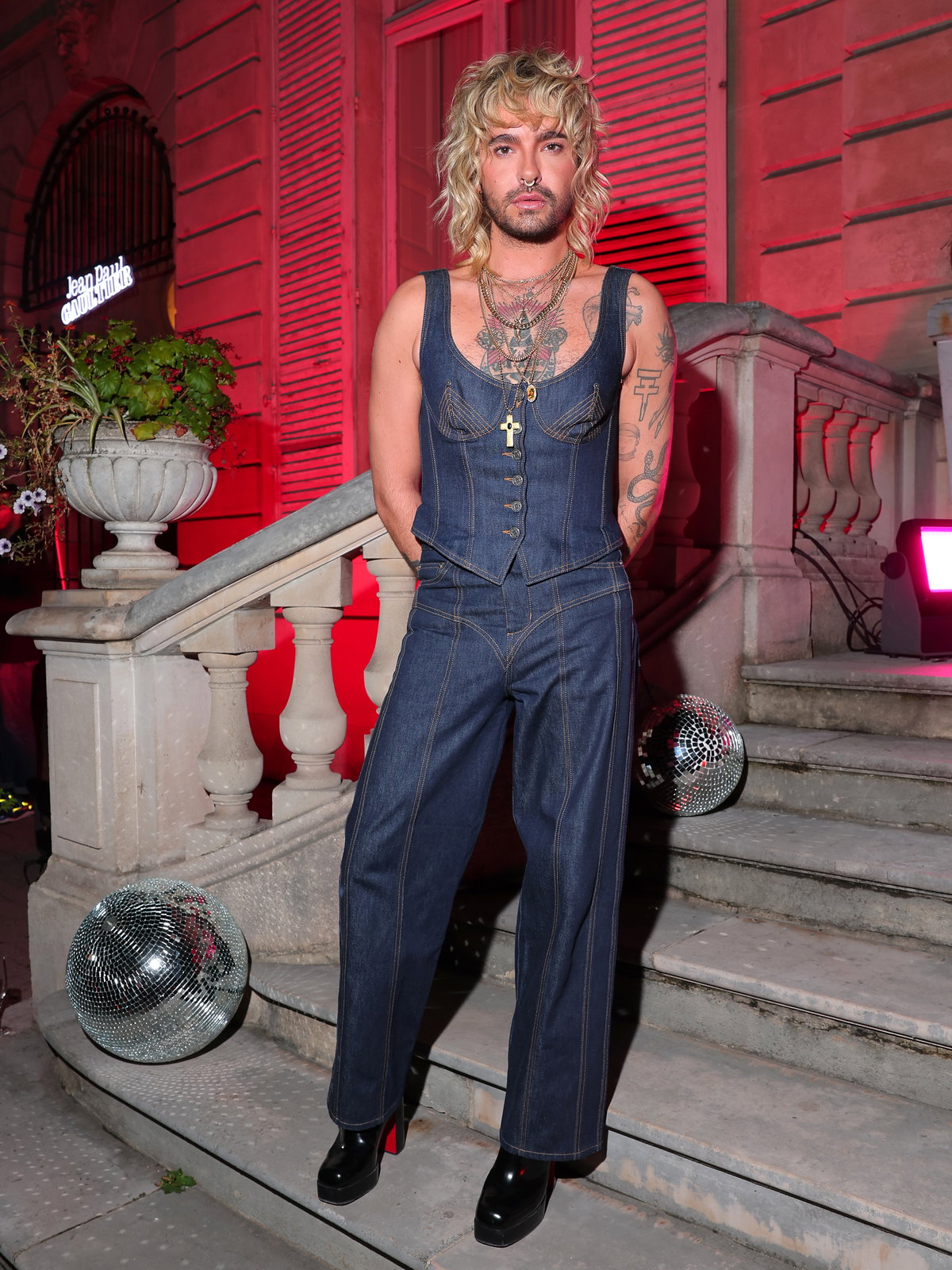 Bill Kaulitz trägt Jeans Overall