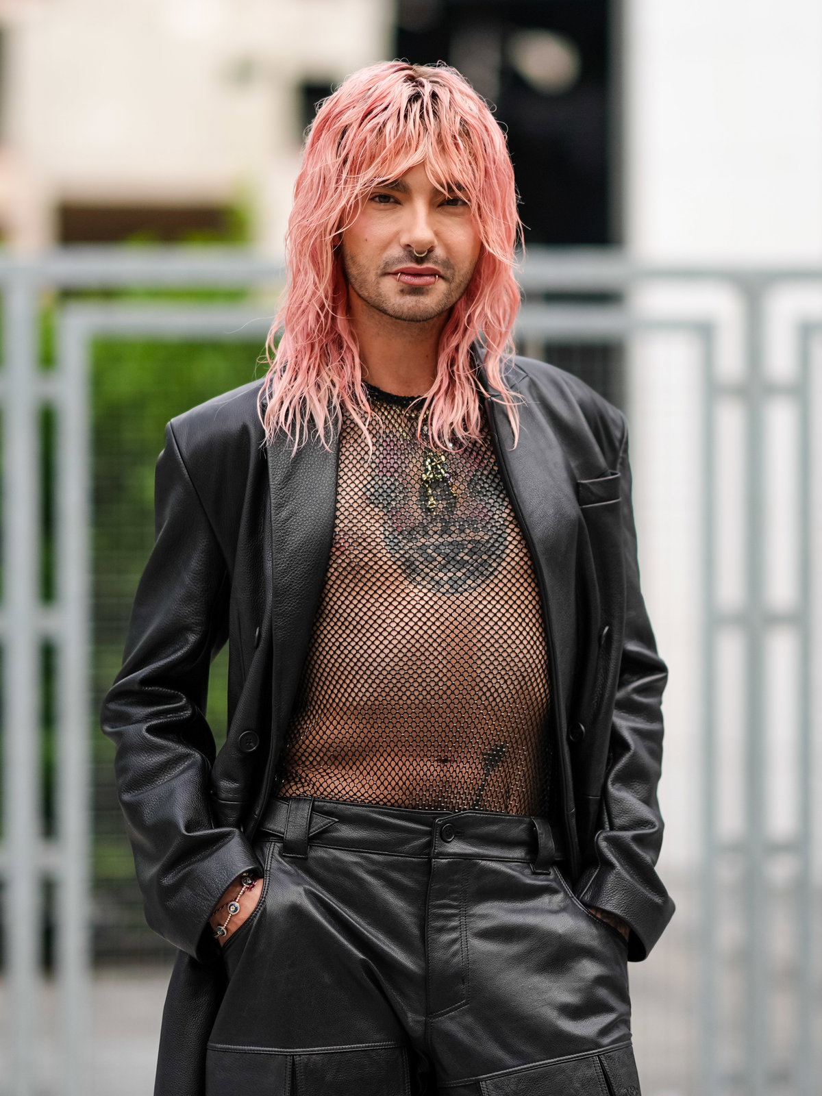 Bill Kaulitz trägt schwarzes Netzhemd