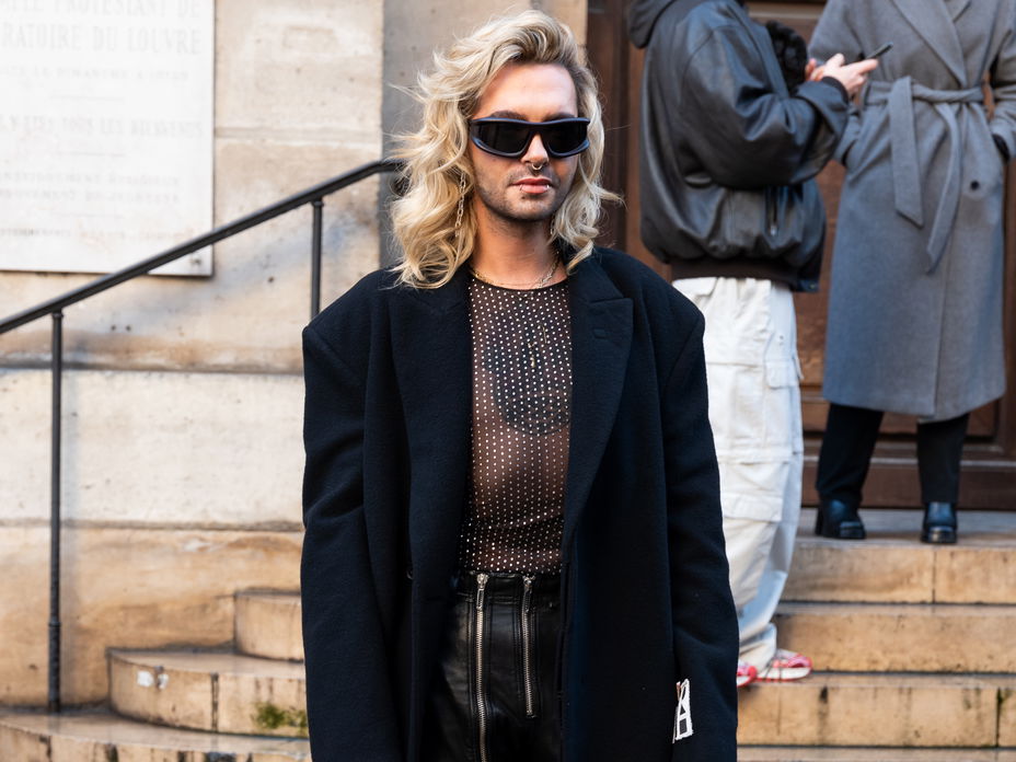 Bill Kaulitz trägt schwarzen Mantel und Lederrock