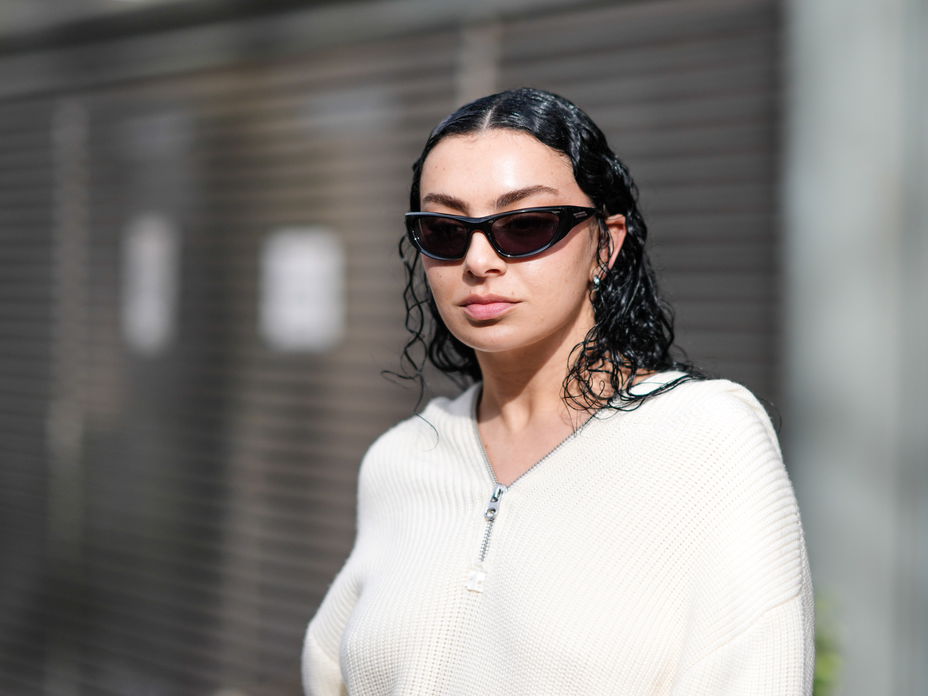 Brat Girl Charli XCX mit Sonnenbrille