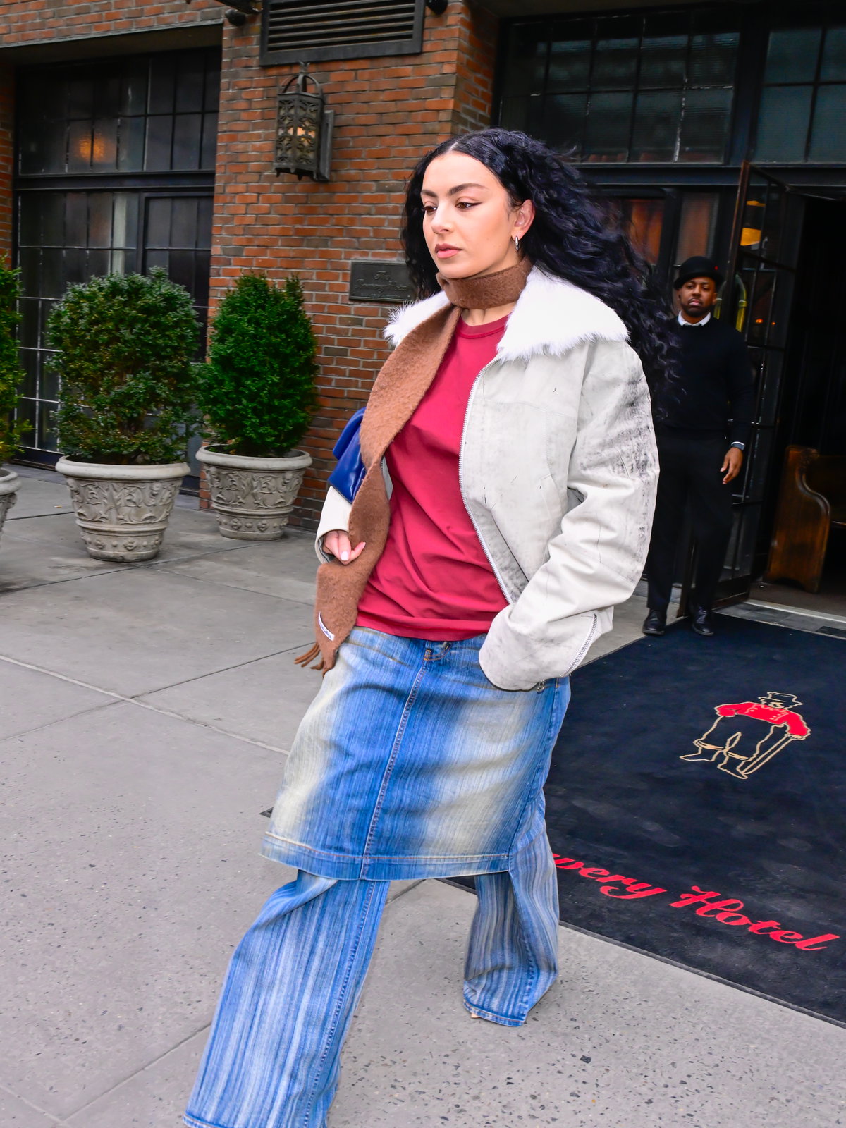 Brat Girl Charli XCX in Denim-Look