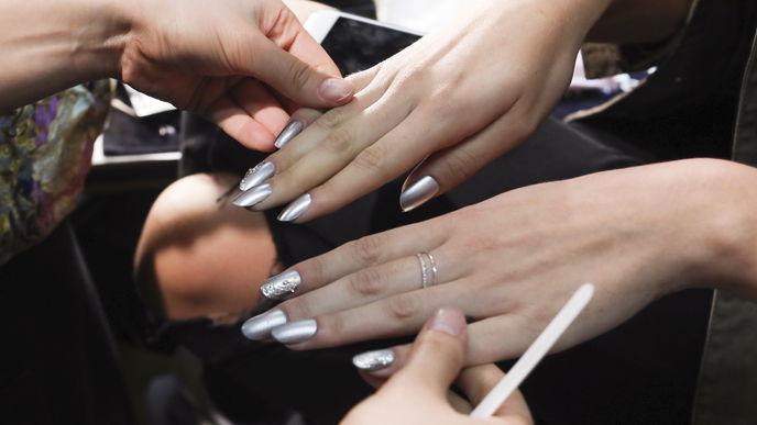 Nagelkleber entfernen: So klappt es schonend zu Hause