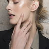Anstelle von French Nails: Schlichte "Glossy Nude Nails" liegen 2025 im Trend