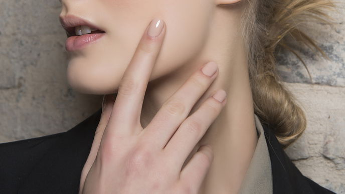 Anstelle von French Nails: Schlichte "Glossy Nude Nails" liegen 2025 im Trend