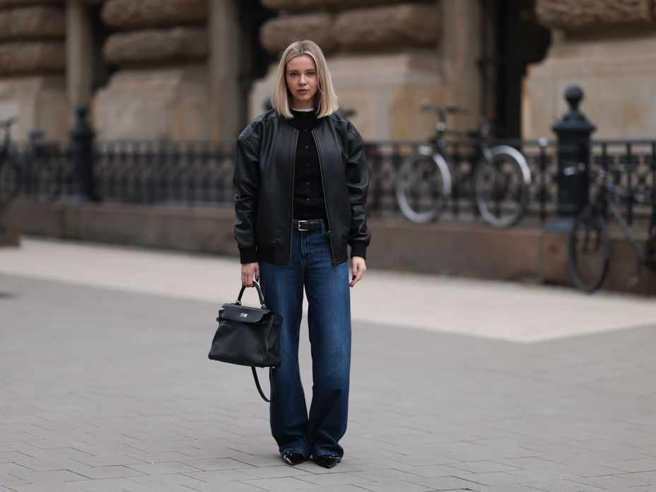 Frau mit Wide Leg Jeans