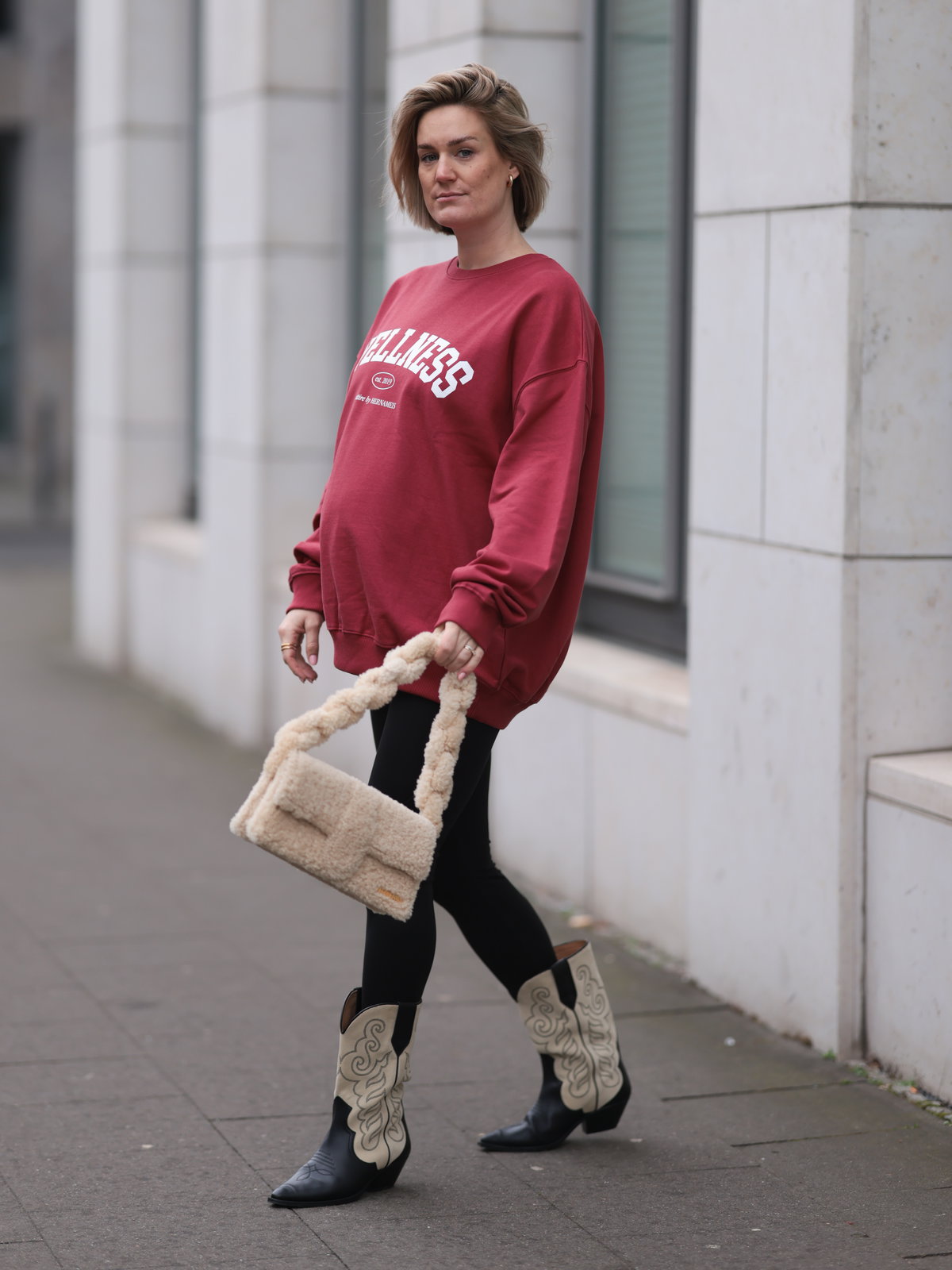 Frau trägt beige Cowboystiefel