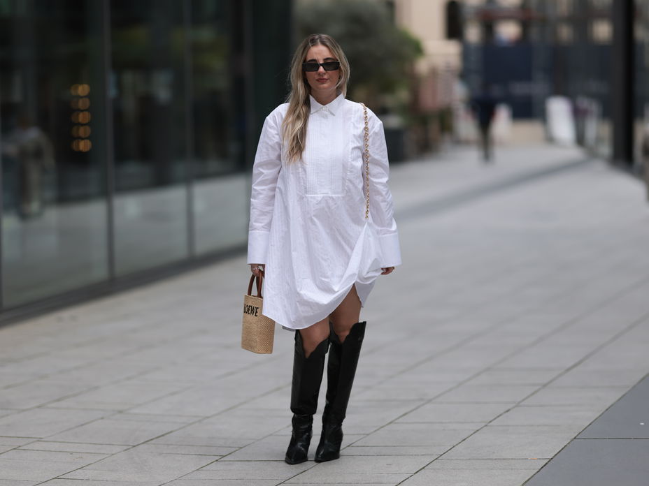 Frau trägt schwarze Cowboystiefel
