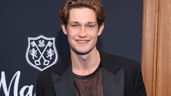 "Maxton Hall"-Star Damian Hardung dreht neuen Film mit "Bridgerton"-Liebling