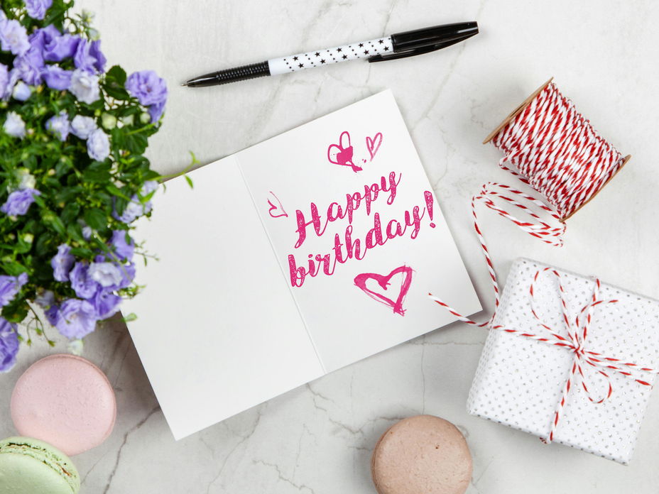 Karte mit "Happy Birthday"-Aufschrift