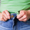 Jeans zu eng: Mit diesen 5 Tricks weitest du deine Hose