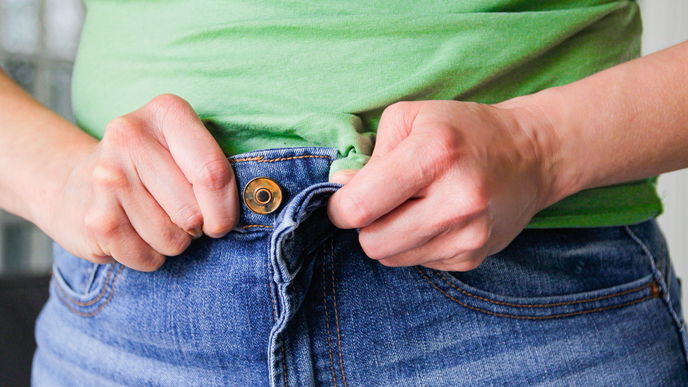 Jeans zu eng: Mit diesen 5 Tricks weitest du deine Hose
