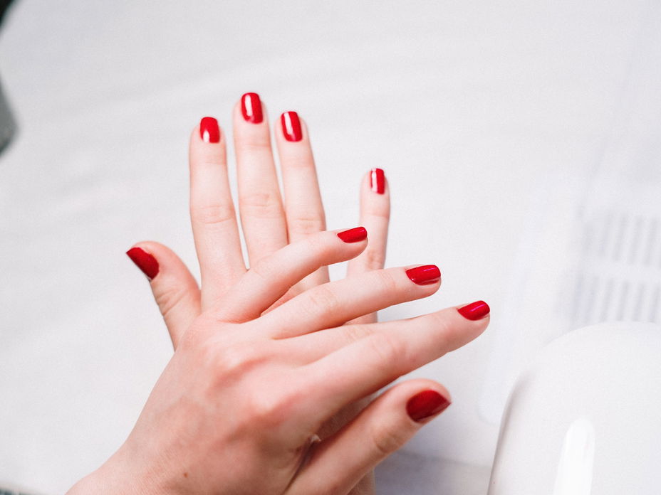 Kurze Shellac Nägel rot