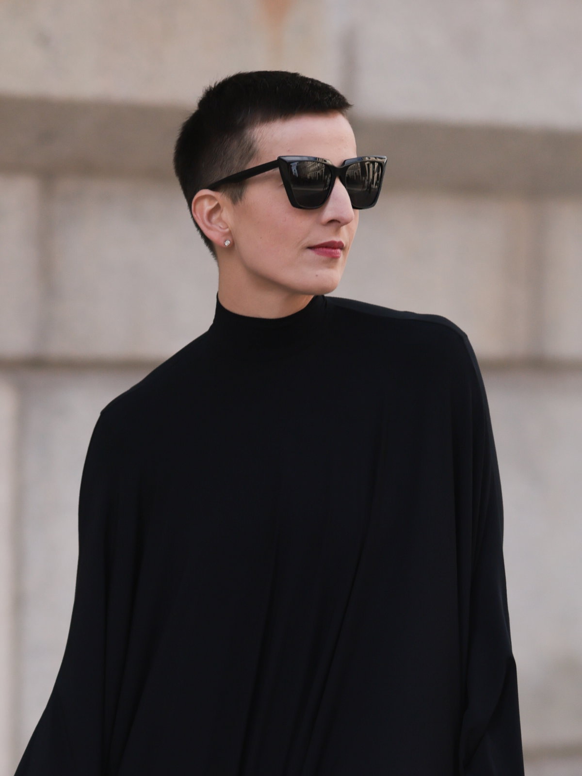 Frau trägt Brille und Undercut