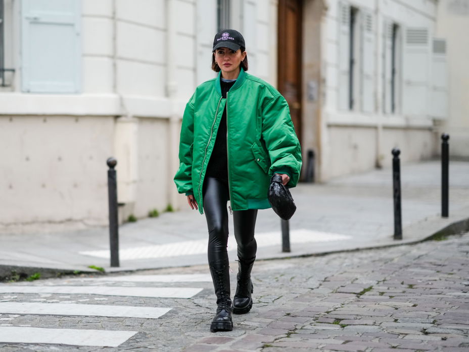 Frau in Lederleggings