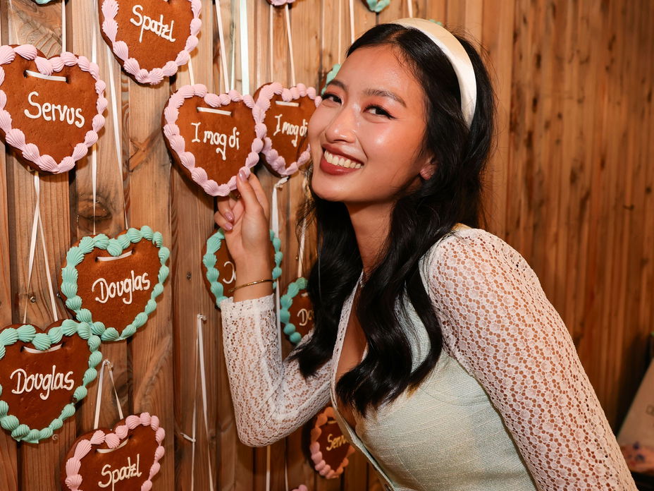 Oktoberfest Frisur mit Haarreif: Frau im Dirndl
