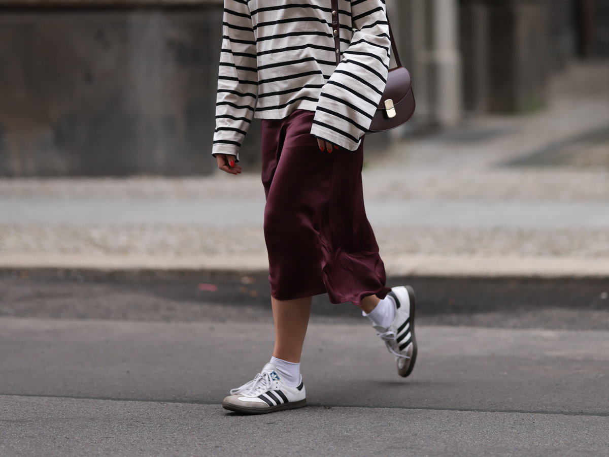 Frau trägt schwarz-weiße Sneaker