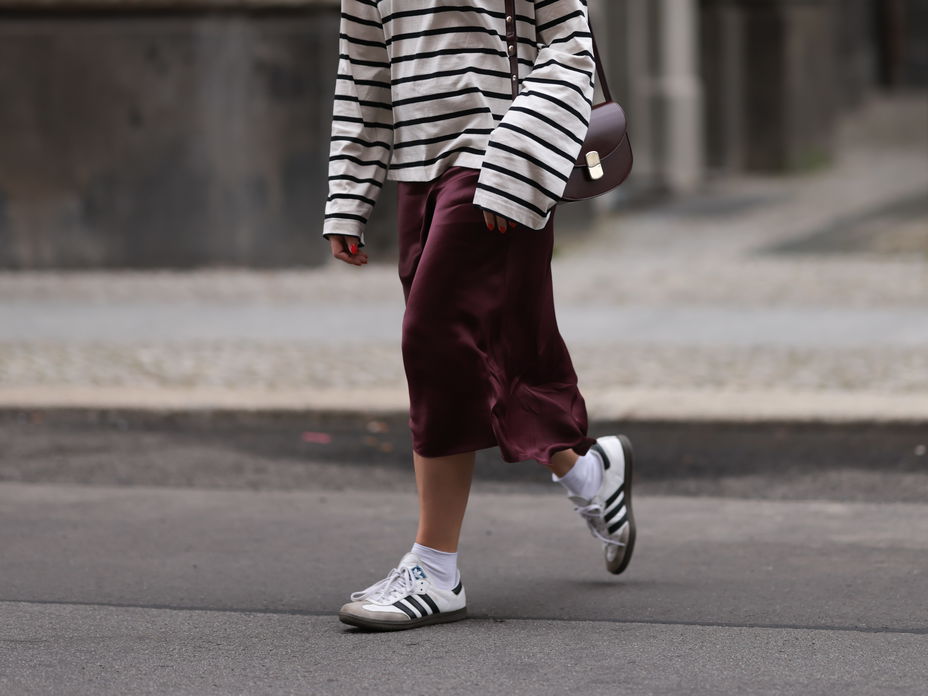 Frau trägt schwarz-weiße Sneaker