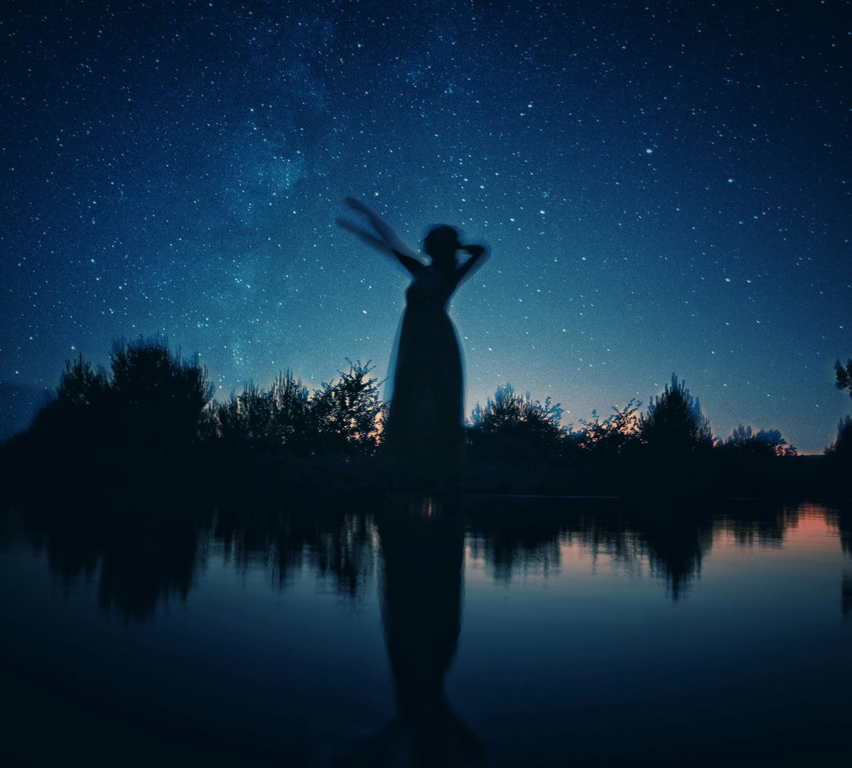 Silhouette einer Frau vor Sternenhimmel