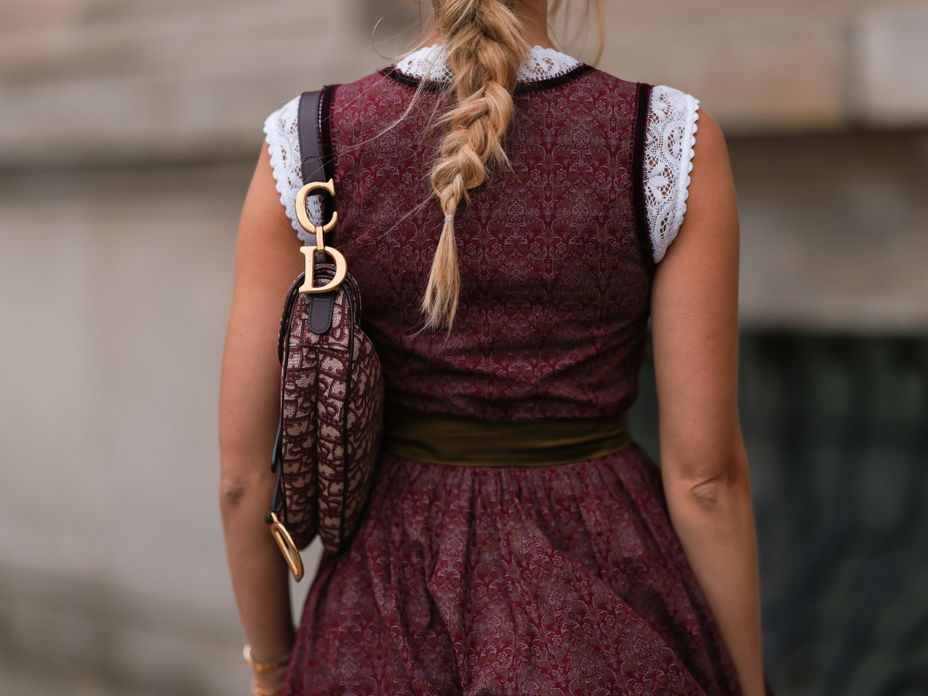 Frau mit einer Handtasche zum Dirndl