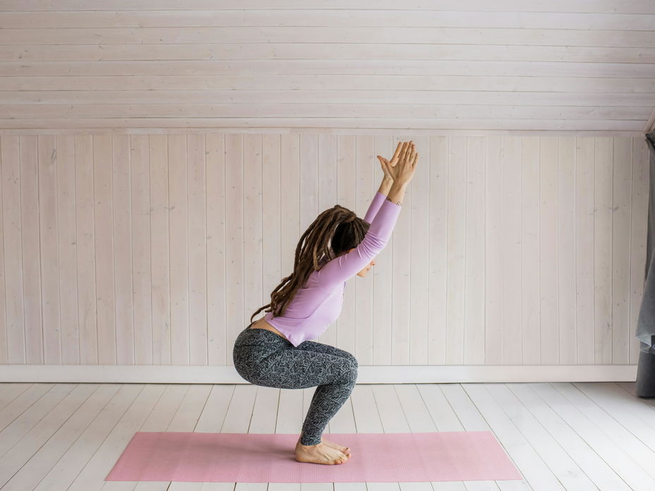 Frau macht Sport auf Yoga-Matte