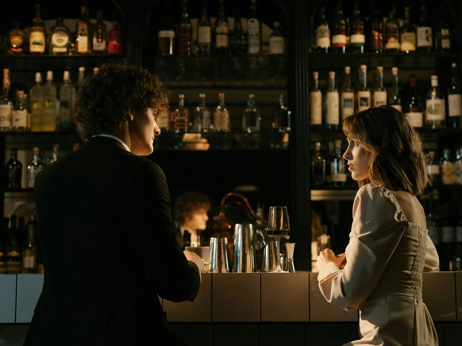 Mann und Frau an der Bar