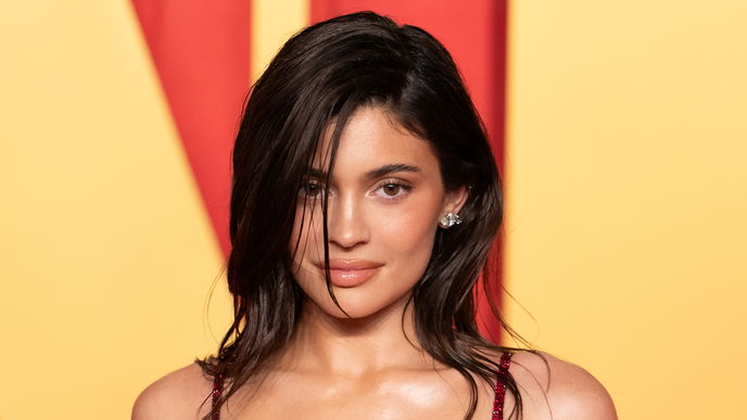 Laut Kylie Jenner: “Cherry Coke Lips” ist die Trend-Lippenfarbe im Herbst 2024