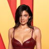 Laut Kylie Jenner: “Cherry Coke Lips” ist die Trend-Lippenfarbe im Herbst 2024