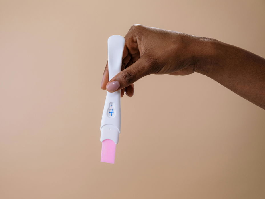 Person hält Schwangerschaftstest in der Hand