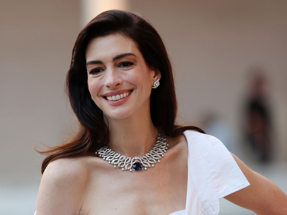 Anne Hathaway in weißem Kleid