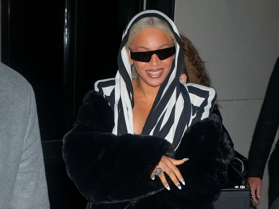 Beyonce in schwarzem Pelzmantel