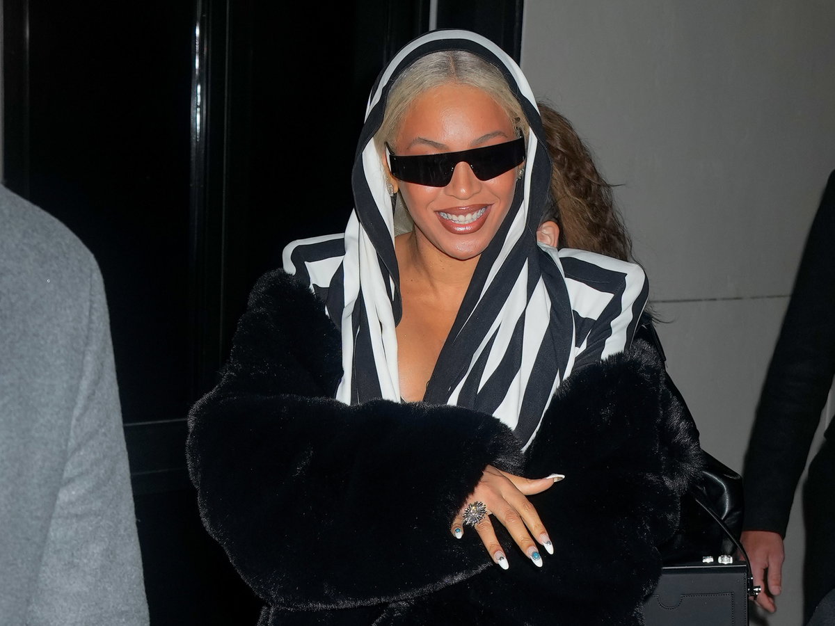 Beyonce in schwarzem Pelzmantel