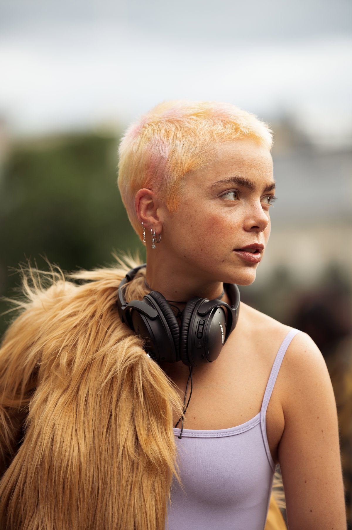 Frau mit blondem Pixie