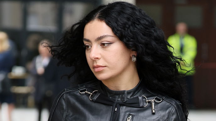 Charli XCX verrät: SO zieht die Pop-Ikone ihren Eyeliner