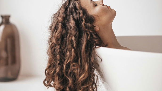 Mit diesem Sekunden-Trick bekommst du dicke Haare – laut Experte