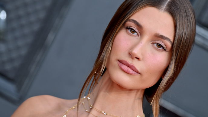 Metallic-Comeback! Hailey Biebers "Soft Chrome Nails" brauchen wir sofort