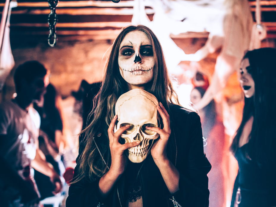 Frau mit Halloween-Verkleidung