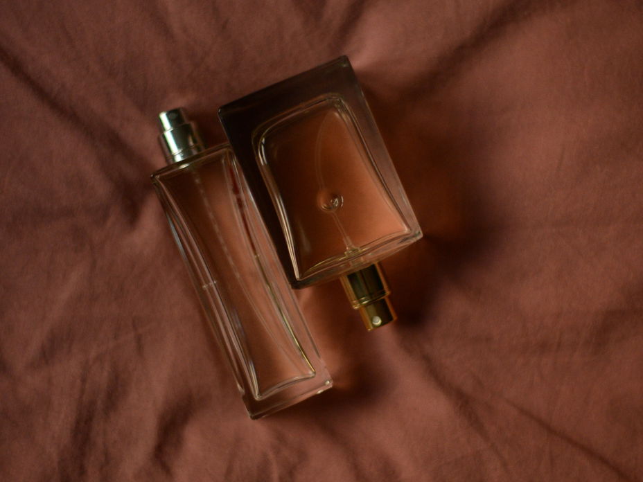 Honig-Parfums: Flakon auf braunem Tuch