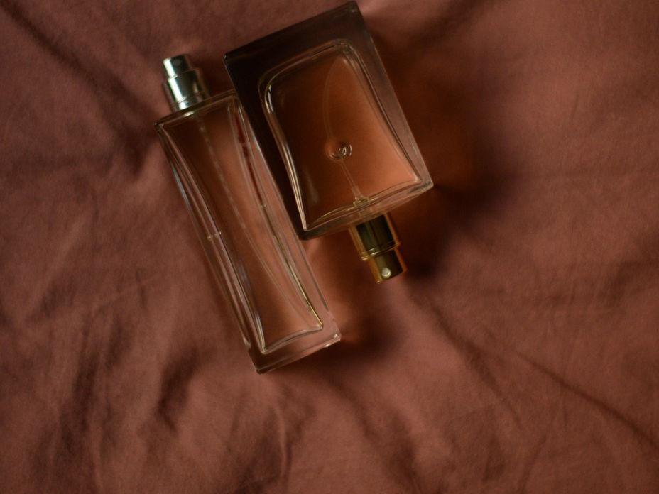 Honig-Parfums: Flakon auf braunem Tuch