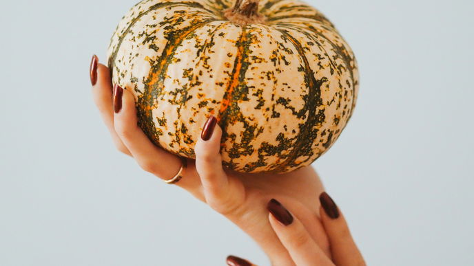 Der Nagel-Trend "Kürbis-Nails" passt perfekt zum Halloweenkostüm
