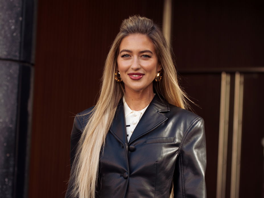 Emili Sindlev im Lederblazer