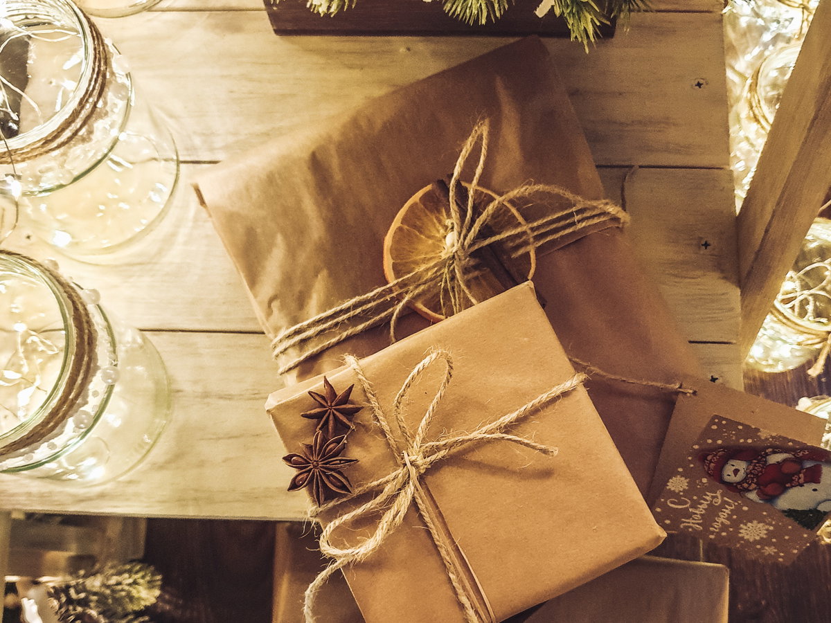 Weihnachtsgeschenke in braunem Papier