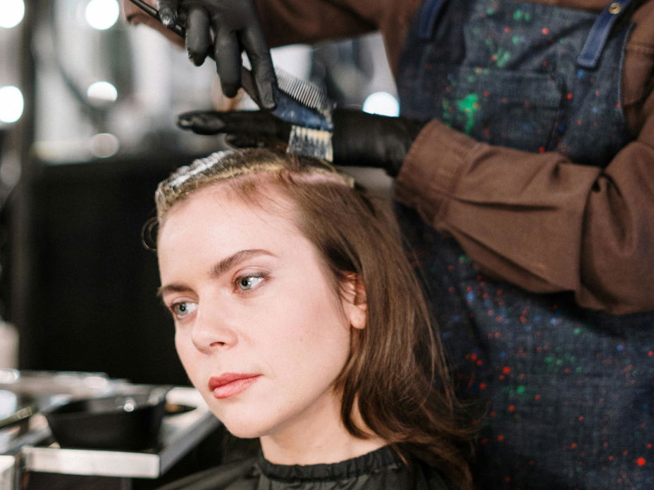 Welche Haarfarben-Trends erwarten uns 2025? Hier kommen die 5 angesagtesten Nuancen, die wir nächstes Jahr überall sehen werden.