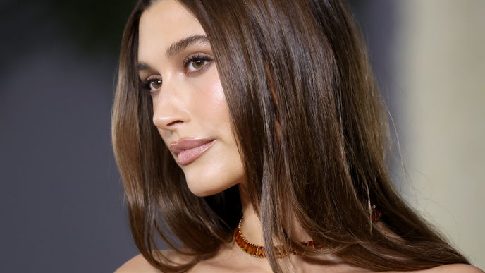 Cheers! Hailey Biebers "Martini Mani" bringt uns 2024 in Party-Laune